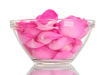 美丽粉红玫瑰花瓣放在白色上孤立的玻璃碗