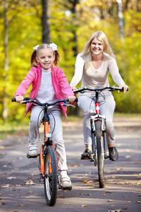 母亲和女儿上的自行车mor och dotter p cykel