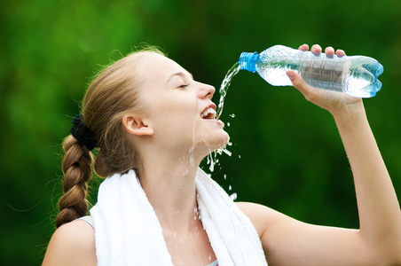 运动后的女人饮用水
