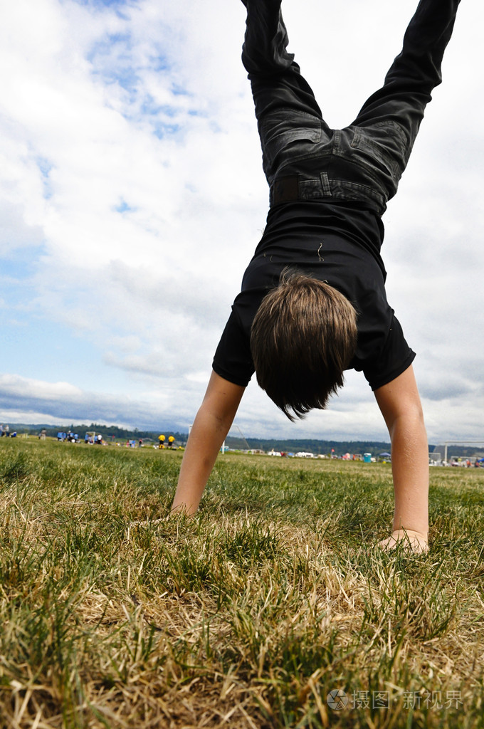 做倒立的男孩