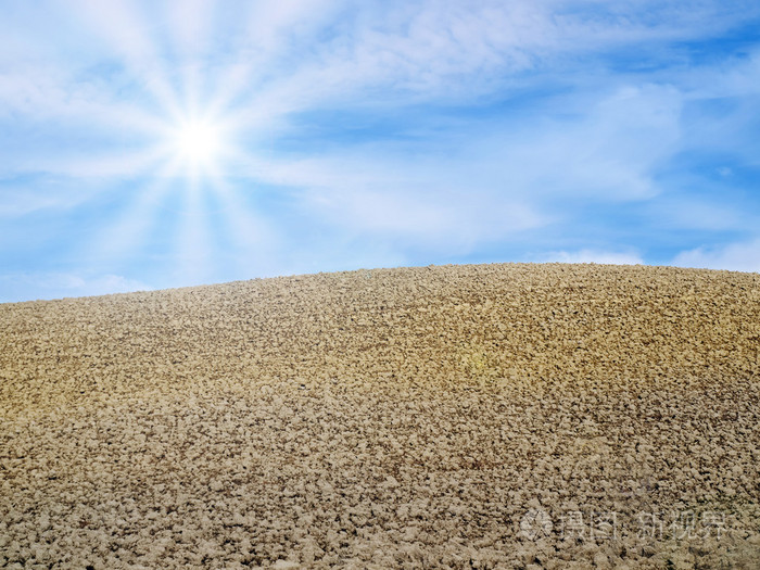 与阳光明媚的天空干犁过的田野