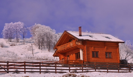 木小木屋在寒冬视图