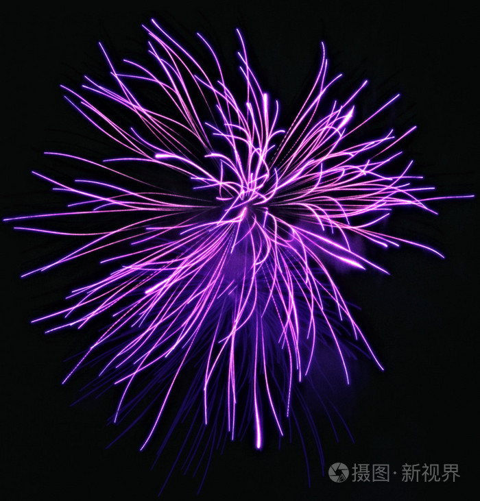 紫色烟花在阴暗的天空发布