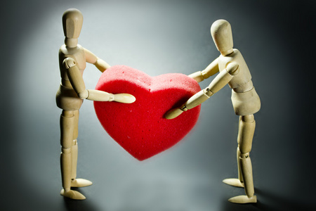 对的表达他的爱娃娃邮件快递图标与可爱的奖金老年妇女的手和青年妇女