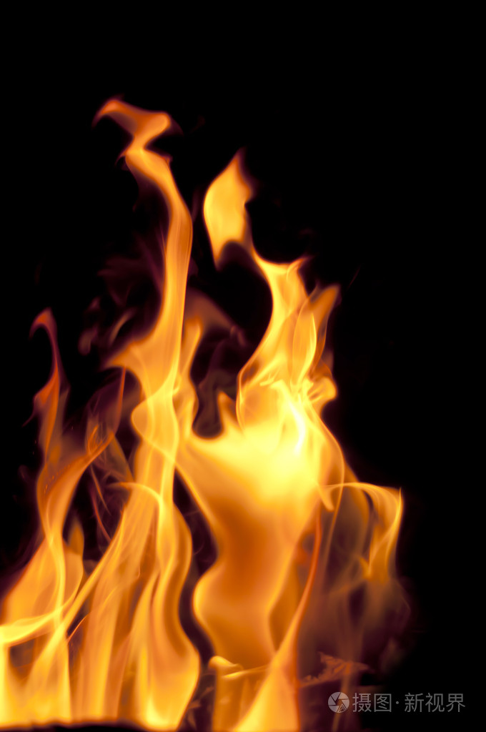 黑色背景上的火火焰