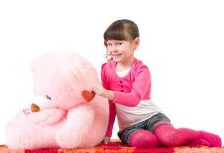 在白色背景上的粉红熊的可爱小女孩