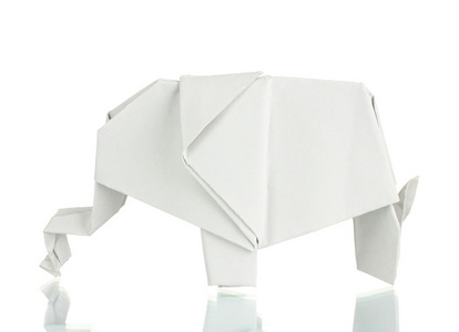 孤立在白色的折纸纸大象
