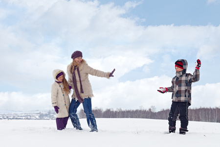 孩子和女人享受雪