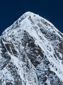 喜马拉雅山 Pumori 峰值和蓝蓝的天空