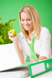 绿色办公室女人微笑持有苹果植物