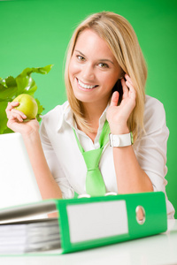 绿色办公室女人微笑持有苹果植物