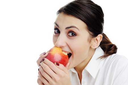 美丽的女人吃一个苹果