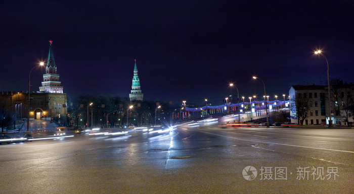 大石大桥和在晚上在莫斯科克里姆林宫塔