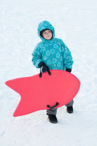 有红色雪橇冬季的男孩图片