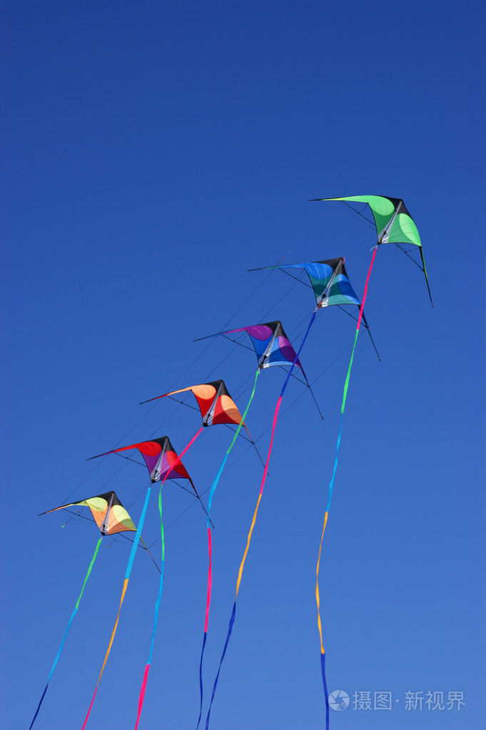 生动的蓝色天空的风筝