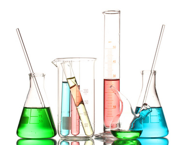 不同实验室玻璃器皿与颜色液体和反射 isolat