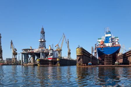 船在干船坞图片