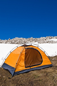 在雪上的橙色旅游帐篷