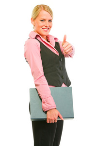 快乐的现代商业女人举行文件夹并显示大拇指向上