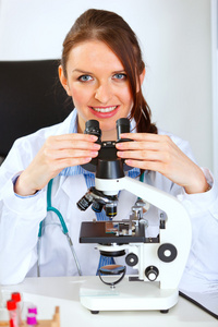 微笑女医生使用显微镜图片