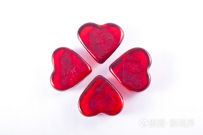 十字架上有四颗玻璃心