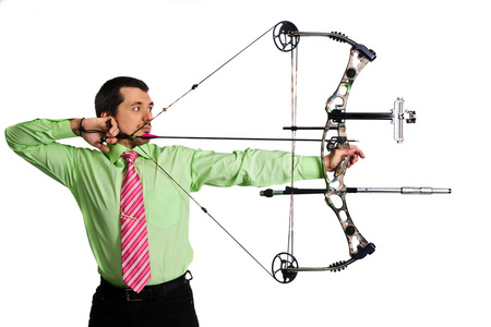 弓猎人在行上用箭头射箭实践目标复合弓狩猎上白孤立的米色大理石复合