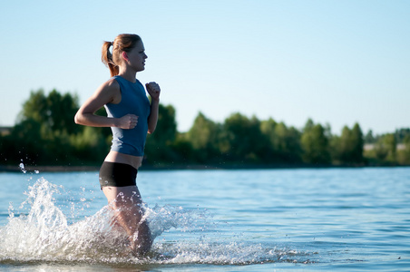 在水中运行的体育女人图片