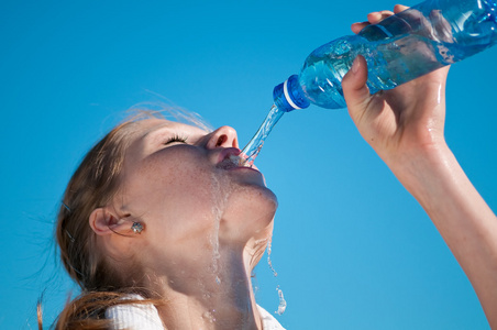体育女人喝水