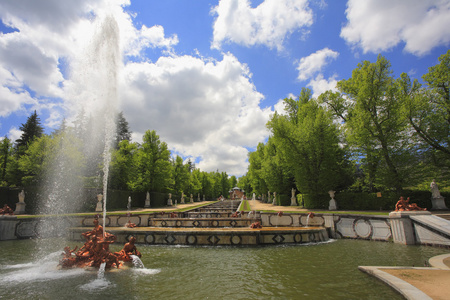 金碧辉煌的皇宫和公园在西班牙图片