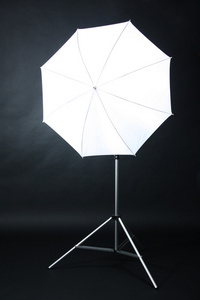 工作室 flash 与灰色的背景上的伞