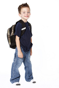 年轻的小学生用背包