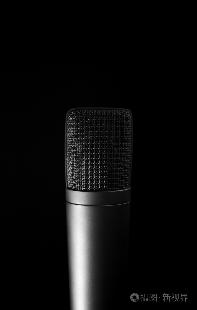 在黑色背景的垂直隔离的麦克风