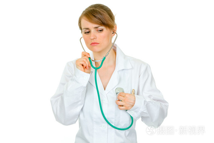 集中女医生用听诊器听了她的心