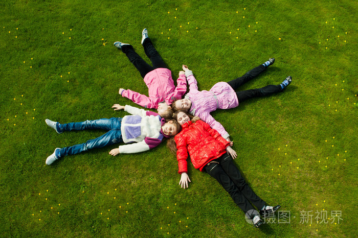 有趣的孩子们在草地上玩的形象