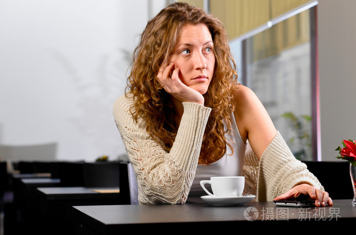 年轻女子在等人