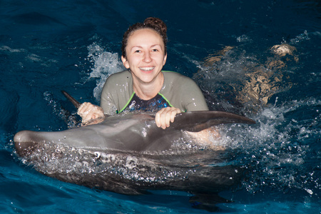 女孩和海豚图片