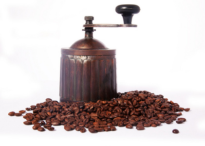 老式咖啡磨和咖啡豆堆