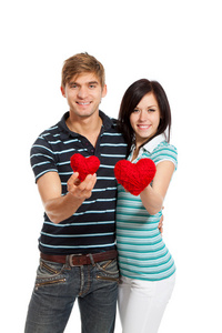 年轻的爱夫妇握着红色的心