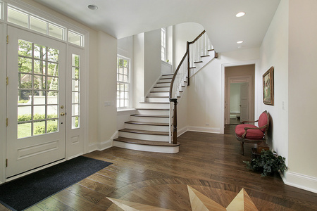 门厅楼梯和地板上的设计