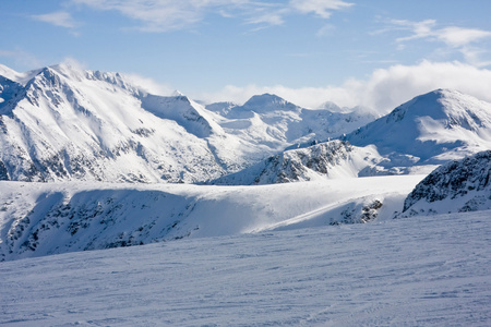 在冬天山滑雪坡