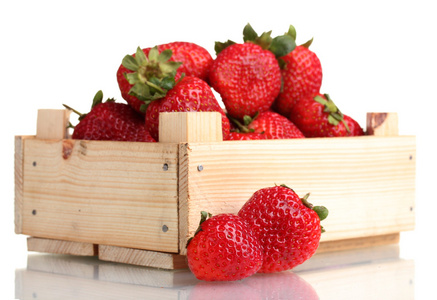 草莓在木盒上白色隔离