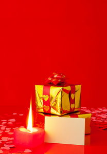 礼物和心形蜡烛与空白卡