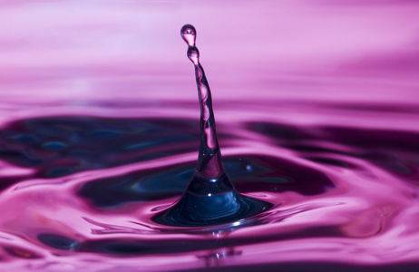 紫色水下落