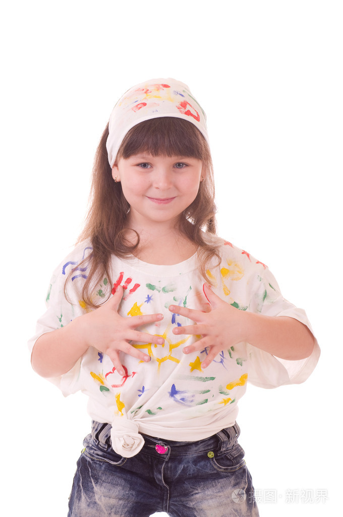 漂亮的小女孩用手中的颜色漆