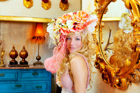 春天的花帽子的金发时尚女人图片