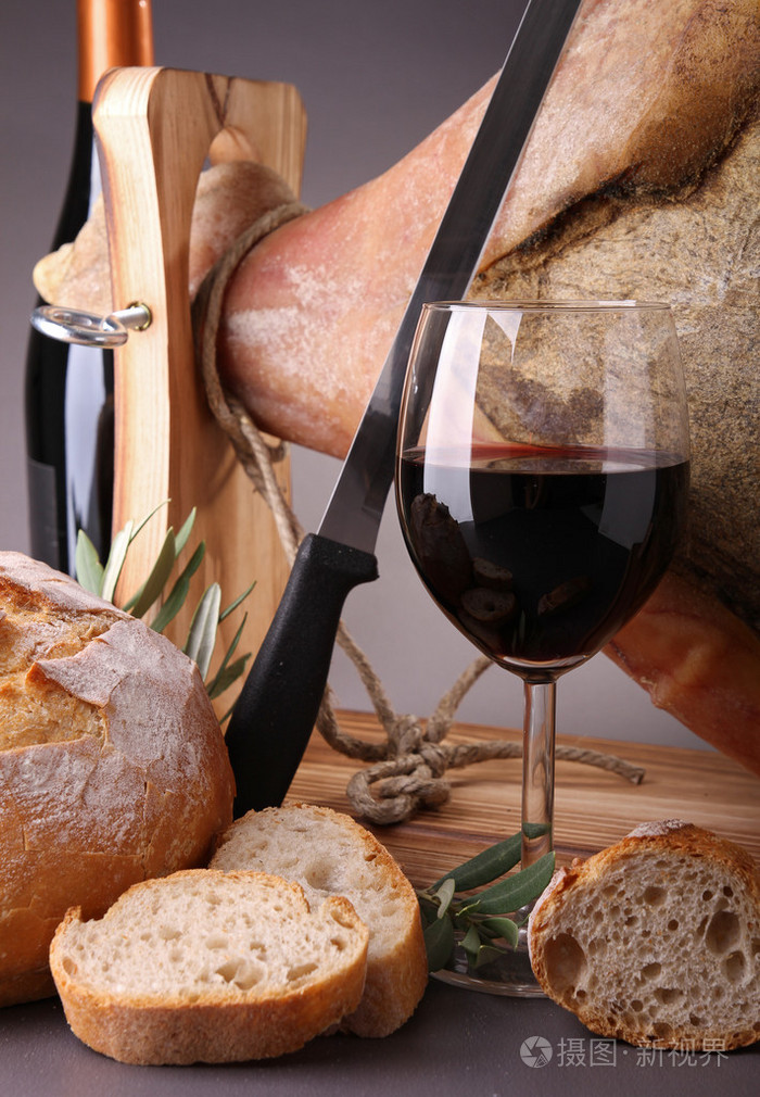 塞拉诺火腿和红酒