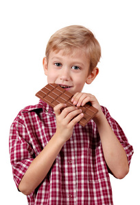 男孩吃巧克力