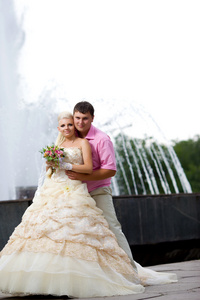 倾心的新郎和新娘对一个喷泉