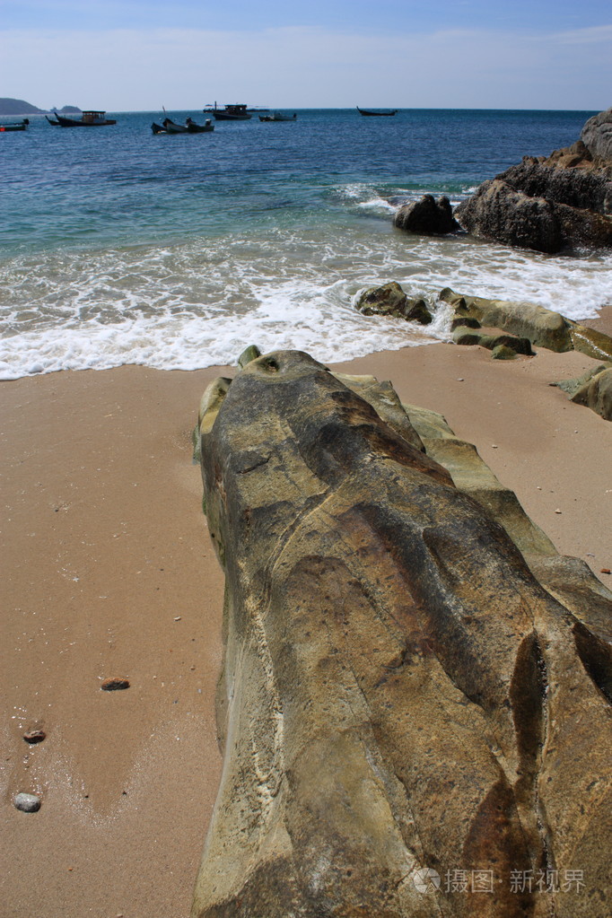 在热带的海滩上的石头