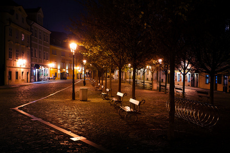 在布拉格的街道美丽夜景图片
